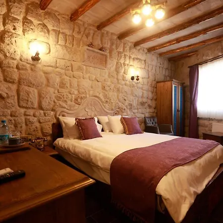 Ada Cave Hotel *