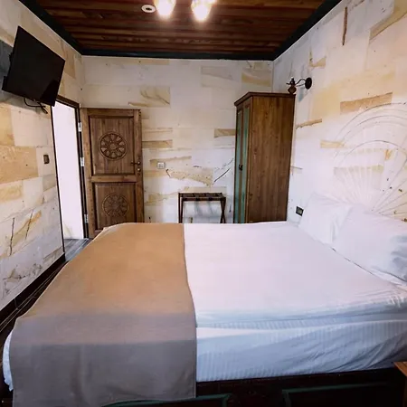Rock Cave Hotel *